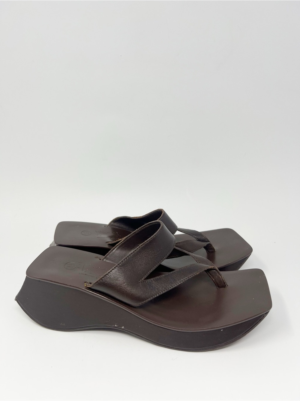 Vintage Y2K/ 90’s Mossimo Sandals
Size 5.5